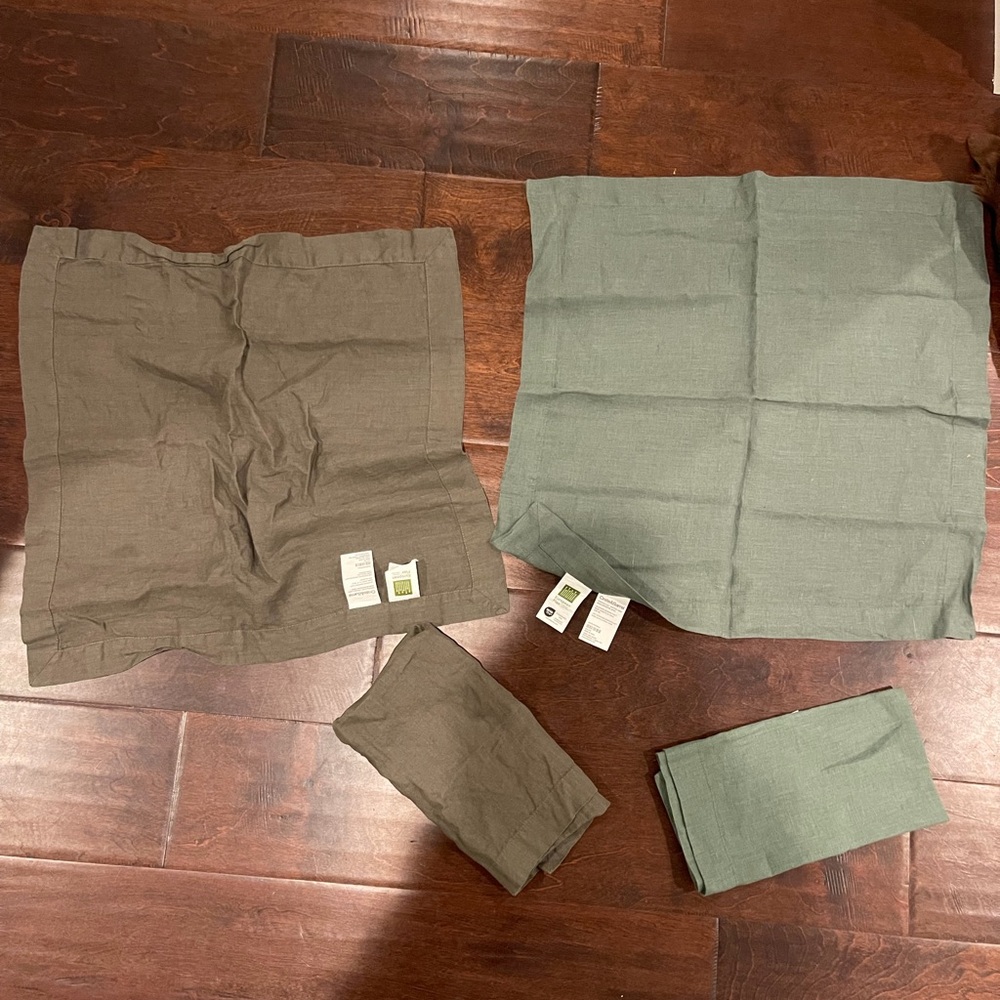 Crate and Barrell linen napkins green. used once